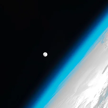Aardatmosfeer met maan op achtergrond