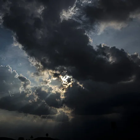 Donkere wolken voor de zon