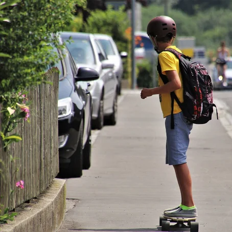 Jongen op skateboard