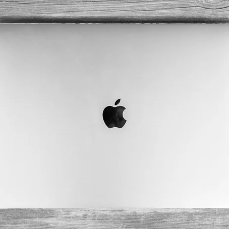 Macbook met Apple-logo