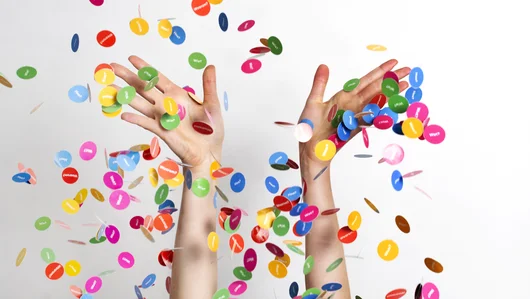 Feest bij NEMO: handen met confetti