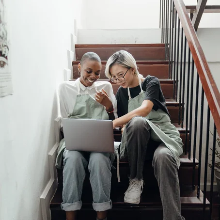 Twee mensen kijken op een laptop